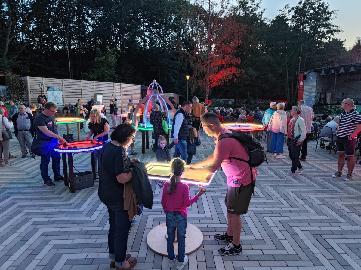 Leuchtende LED-Spielstationen in der Abenddämmerung