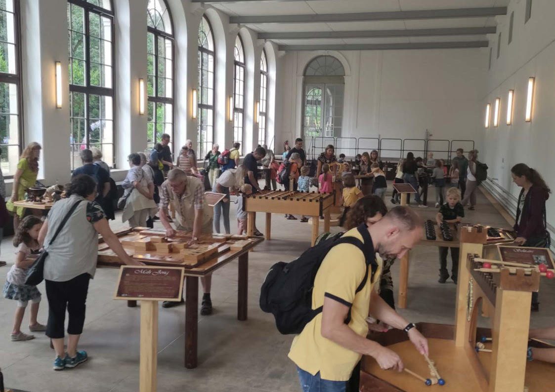 Spielstationen in einer historischen Halle, Indoor-Einsatz
